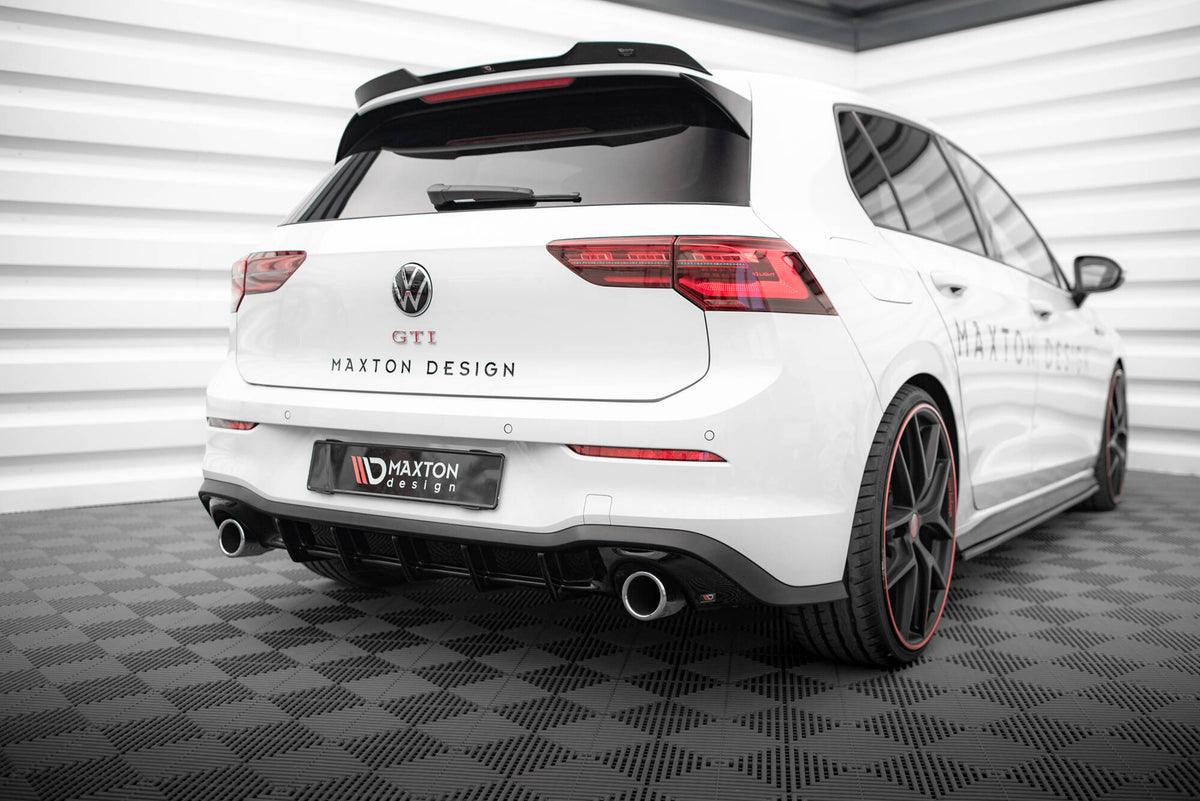 Bakre diffuser V.3 til VW Golf 8 GTI sett rett bakfra med baklykter synlig