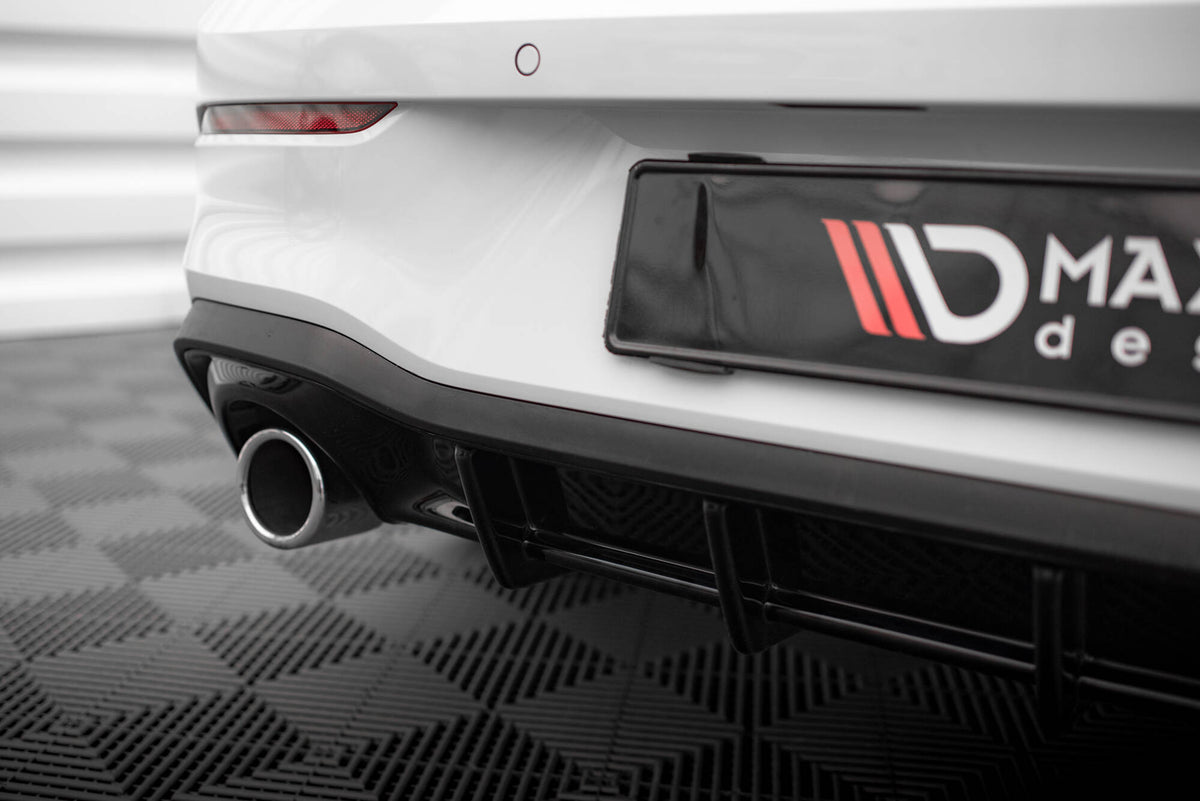 Diffuserplate V.3 til VW Golf 8 GTI – nærbilde av overflaten med blank svart finish