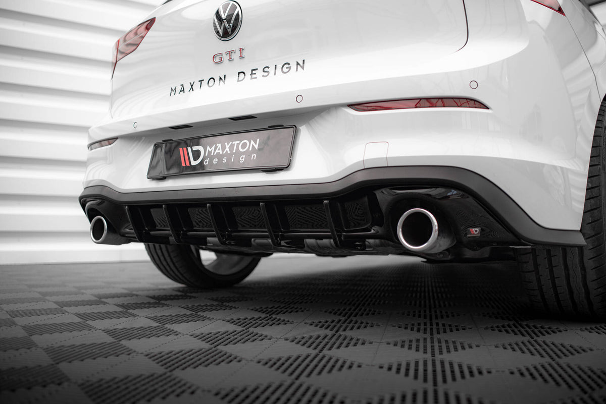 Diffuser V.3 for VW Golf 8 GTI sett rett bakfra med baklykter synlig