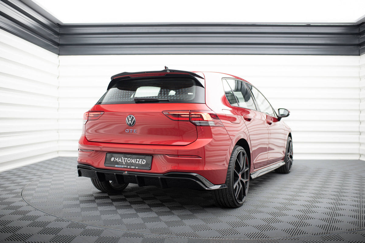 Diffuser til VW Golf 8 GTE / R-Line Facelift montert på sort VW Golf 8