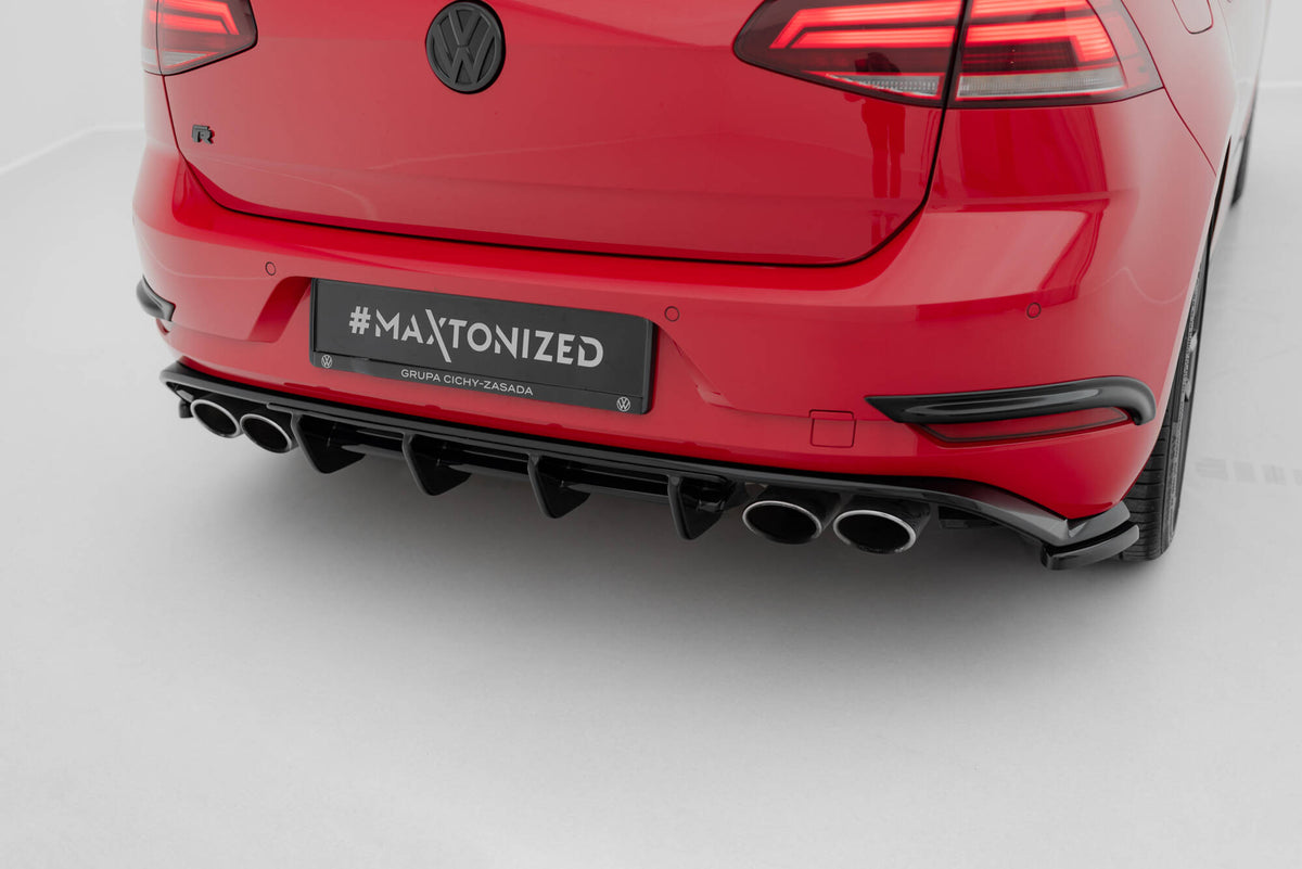Nærbilde av diffuser til Volkswagen Golf R MK7 Facelift med overflatetekstur
