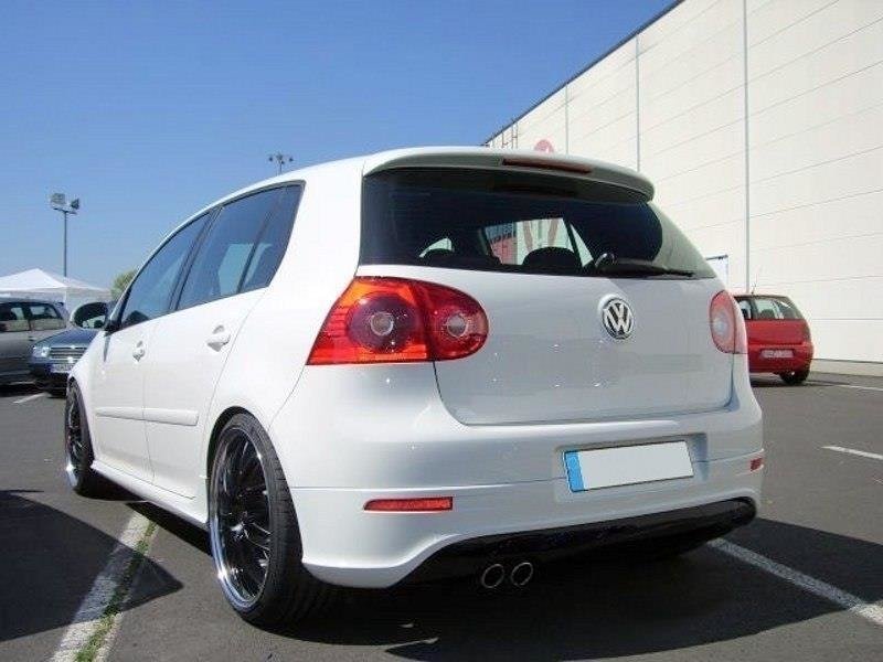 Støtfangerskjørt Valance Bak Vw Golf V R32 (With 1 Exhaust Hole For Gti Exhaust) vist montert