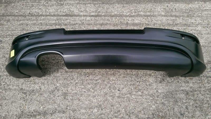 Støtfangerskjørt Valance Bak Vw Golf V R32 (With 1 Exhaust Hole For Gti Exhaust) sett fra siden