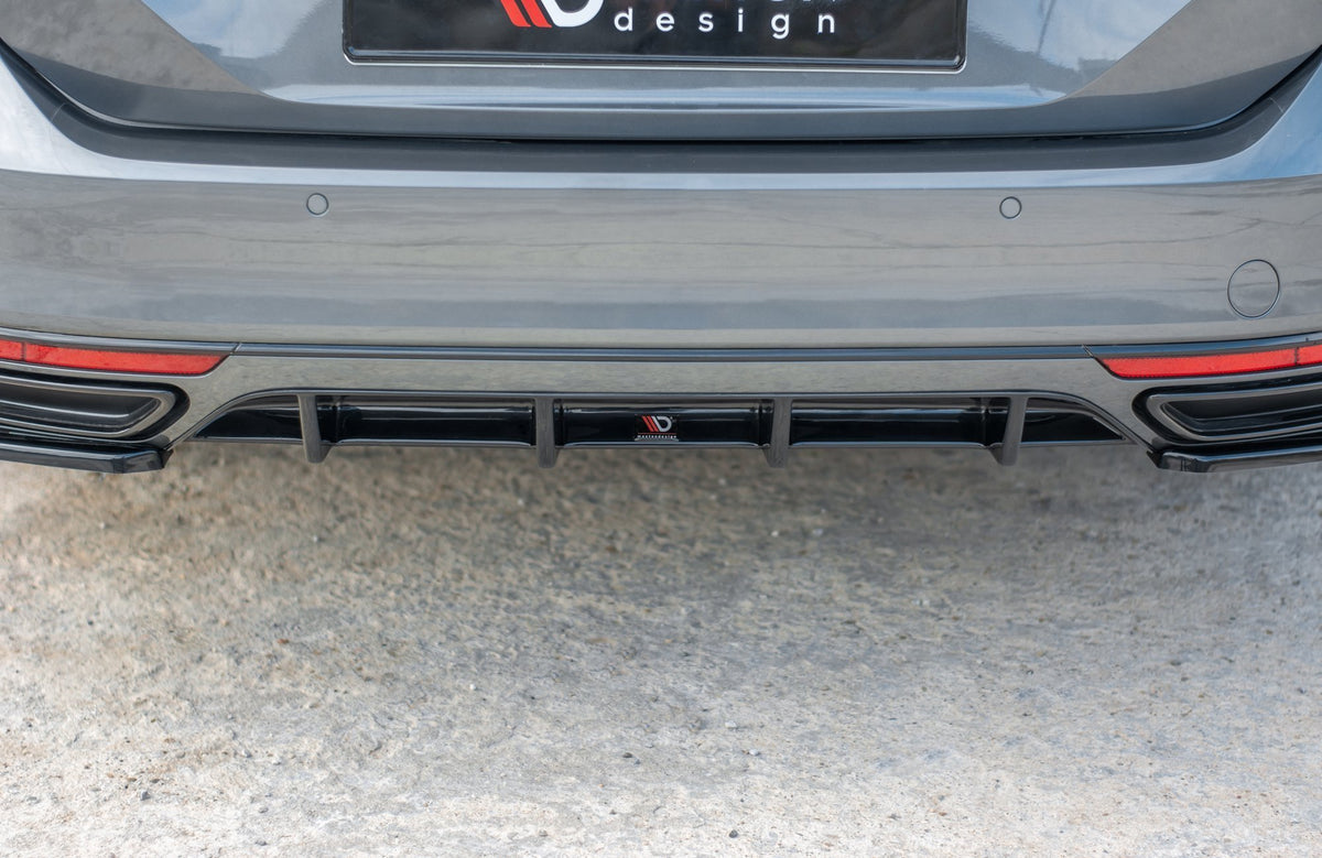 Bakre diffuser til VW Passat R-Line B8 i strukturert svart sett bakfra