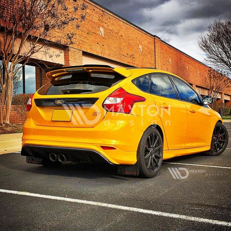 Maxton Design reflekser montert i bakre støtfanger på Ford Focus ST Mk3