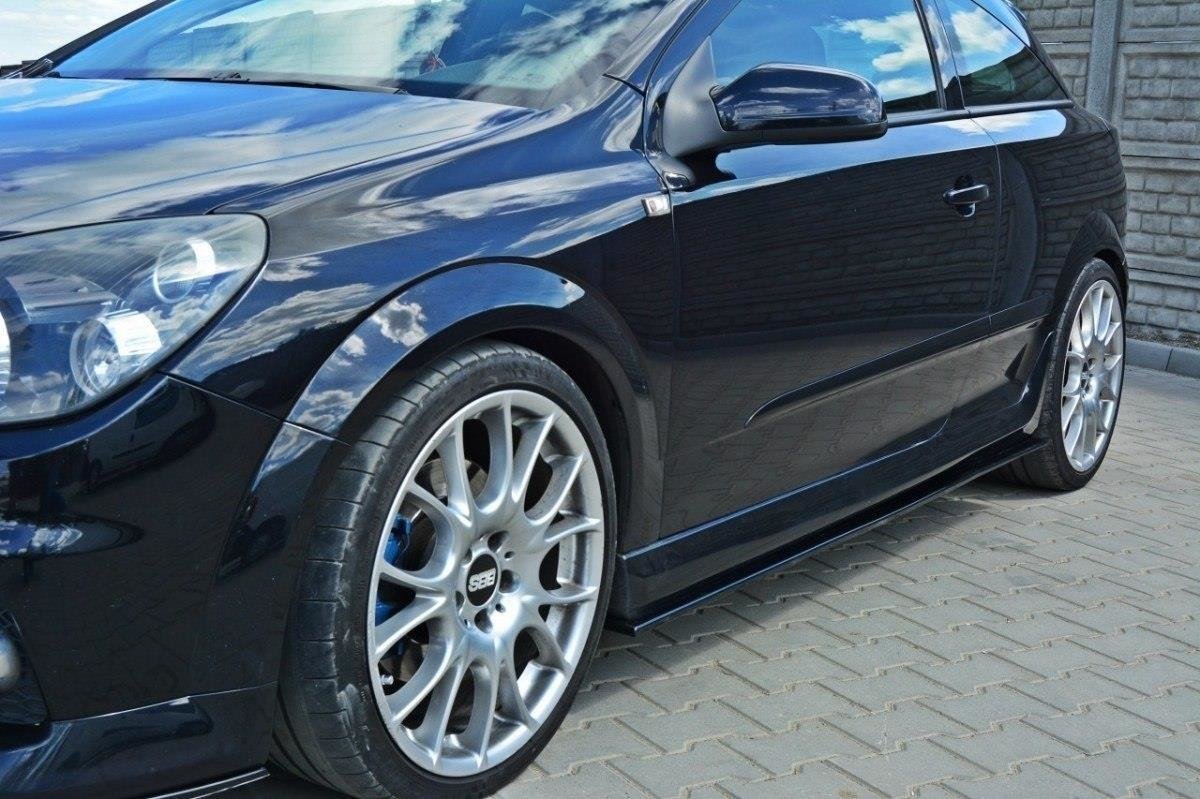 Nærbilde av sideskjørt diffuser for Opel Astra H OPC/VXR i strukturert svart ABS