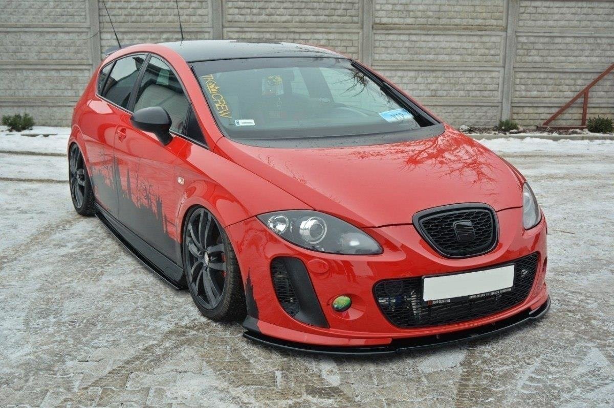 Nærbilde av sideskjørt diffuser for Seat Leon MK2 med strukturert svart overflate