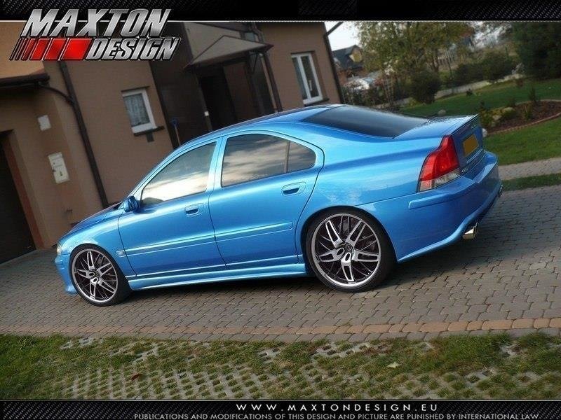 Sideskjørt fra Maxton Design til Volvo S60 2000–2009, sett ovenfra på hvit bakgrunn