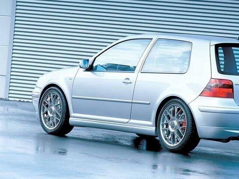 Sideskjørt i 25th Anniversary-stil for VW Golf IV sett fra skrå vinkel