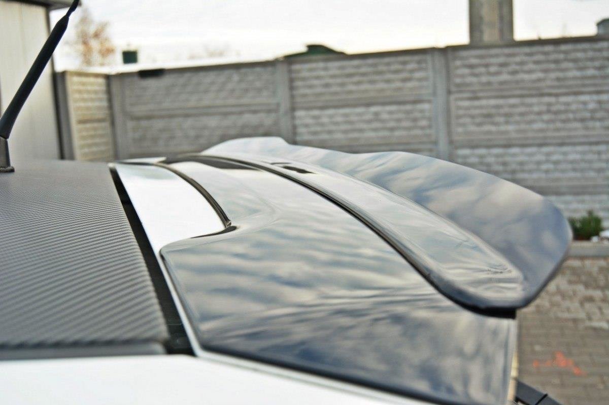 Spoiler cap til Fiat Grande Punto Abarth sett ovenfra mot strukturert svart overflate