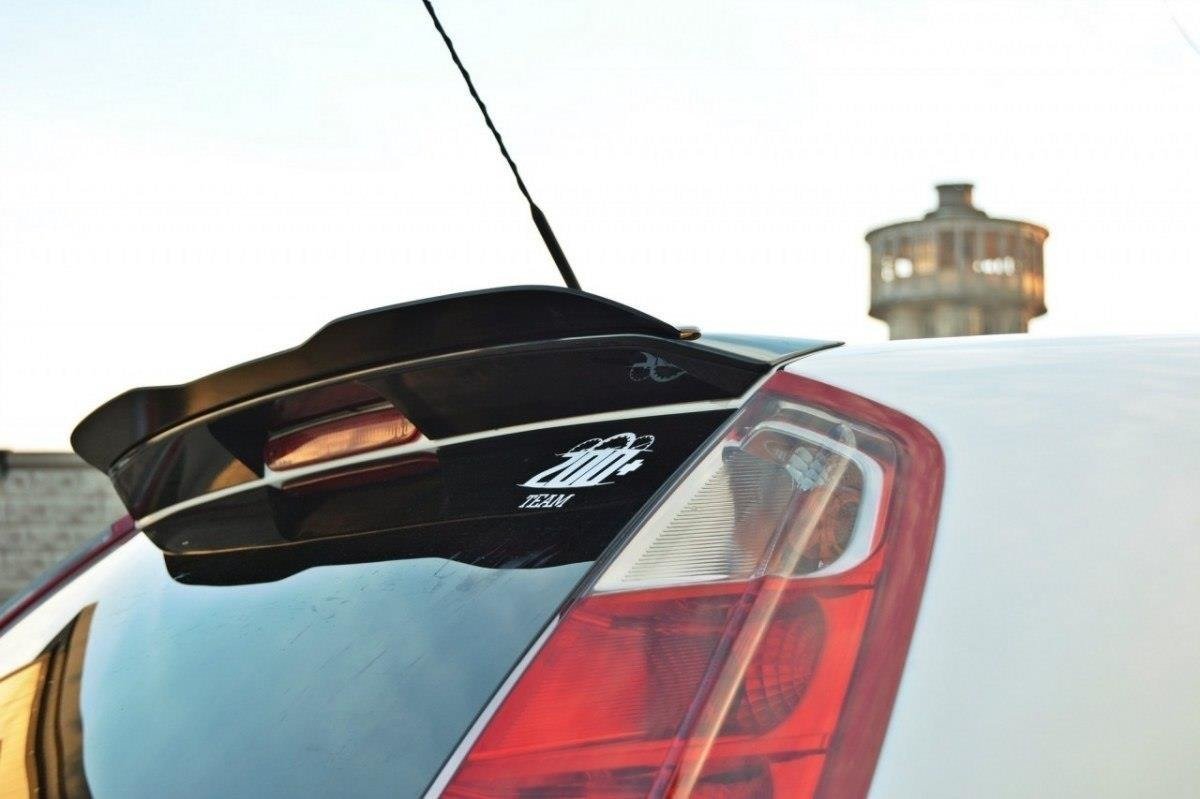 Maxton spoiler cap montert på bakkanten av taket på Fiat Grande Punto Abarth