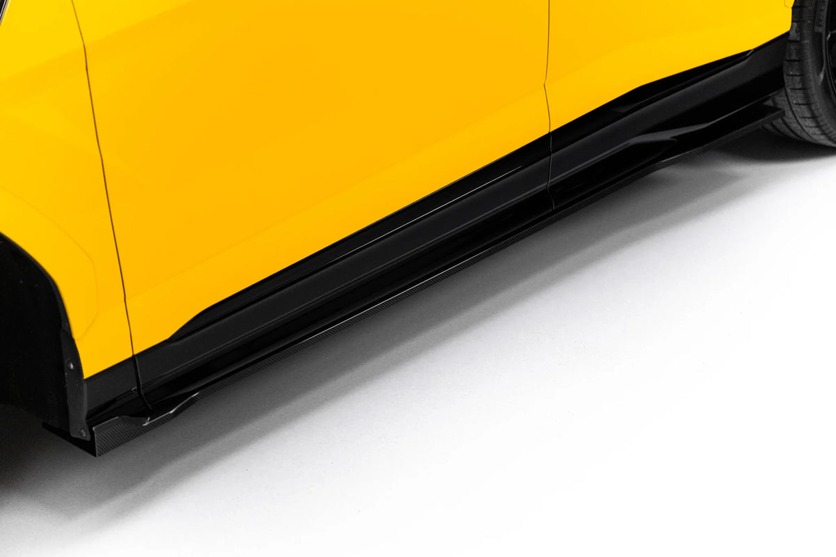 Nærbilde av prepreg karbonvev på splittersett til Lamborghini Urus Mk1