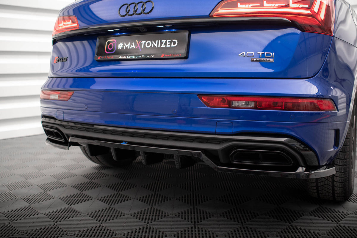 Bak splitter med vertikale stenger på Audi Q5 S-Line Facelift, sett bakfra