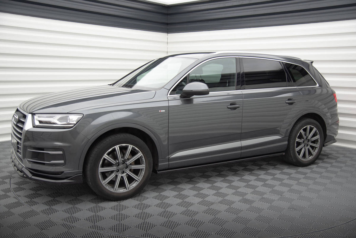 Splittersett for Audi Q7 MK2 montert på bil, sett i skrå vinkel forfra