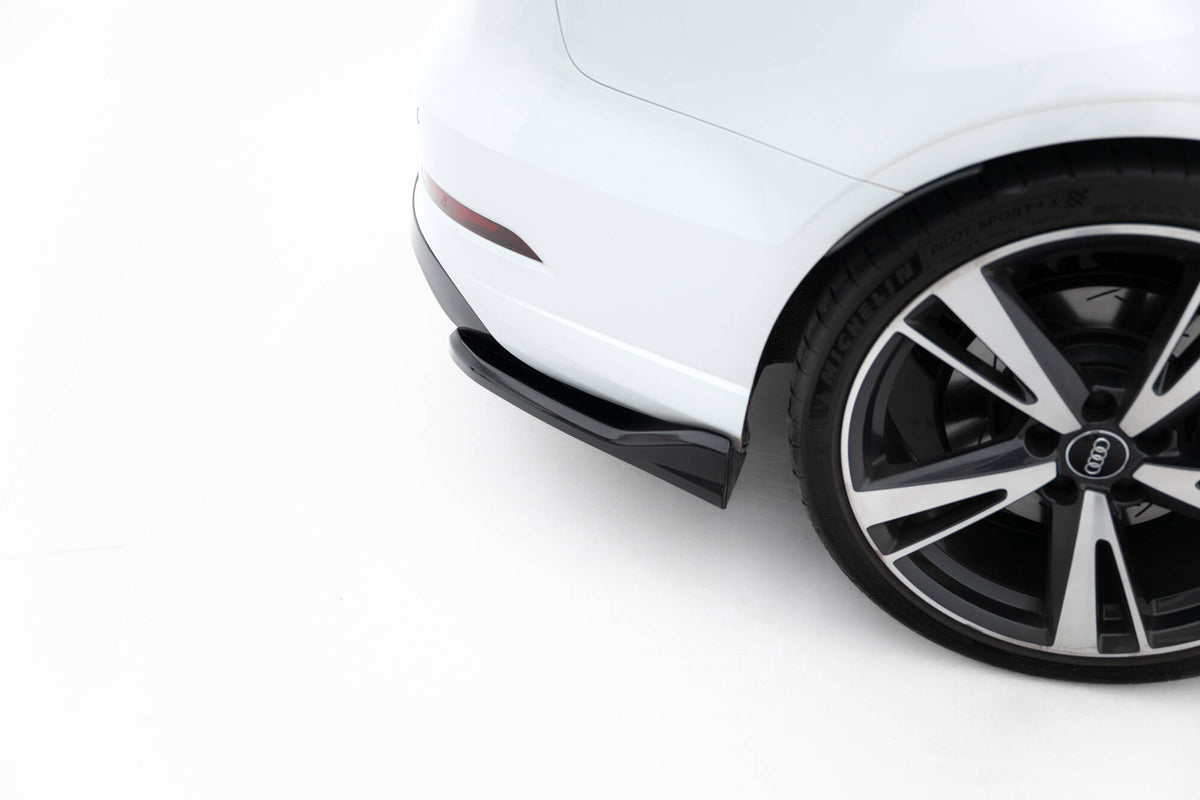 Bakre valance og side splittere på Audi RS3 Sedan sett fra skrå vinkel bakfra