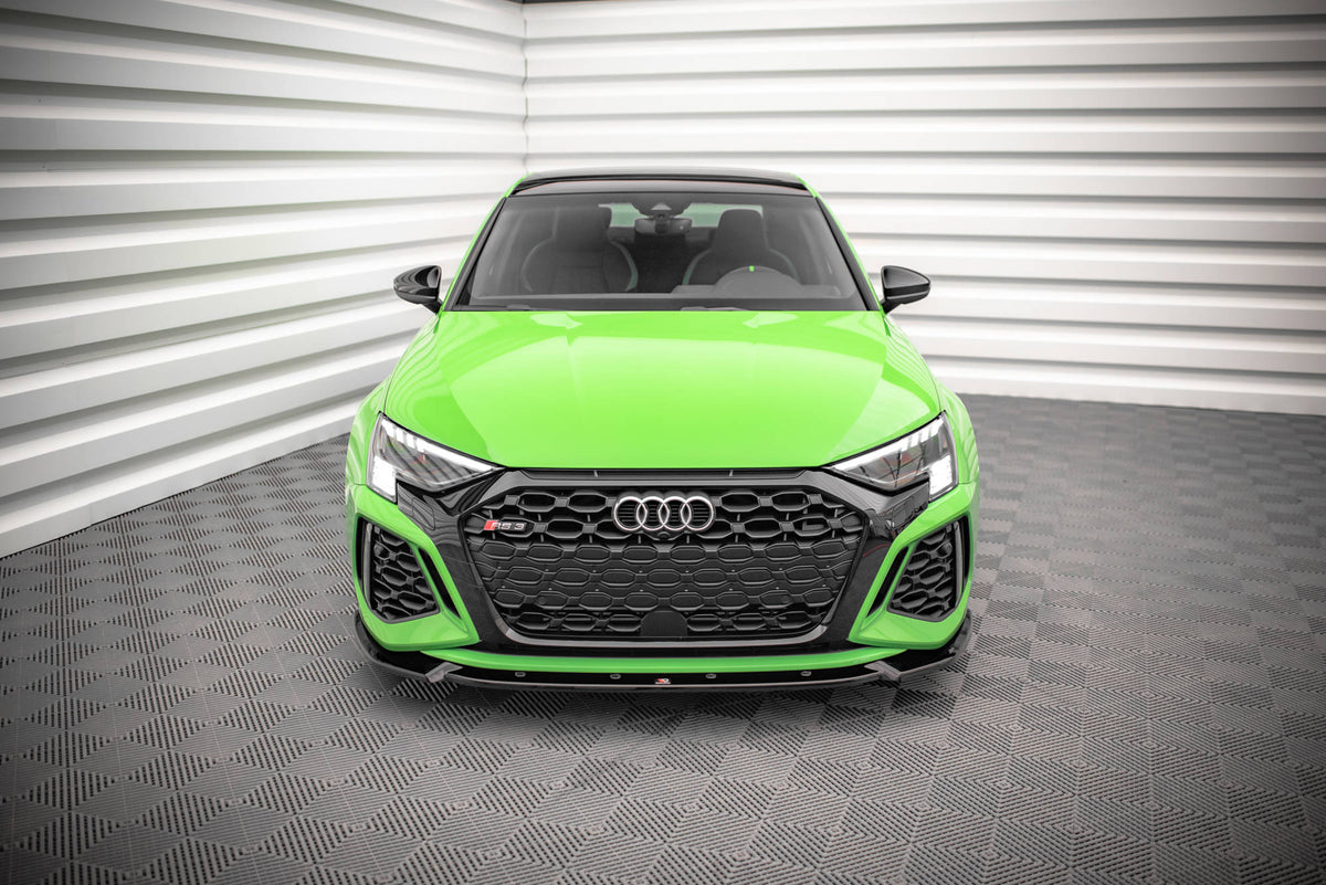 Nærbilde av overflatetekstur og materialkvalitet på splittersett til Audi RS3 Sedan 8Y i matt sort finish