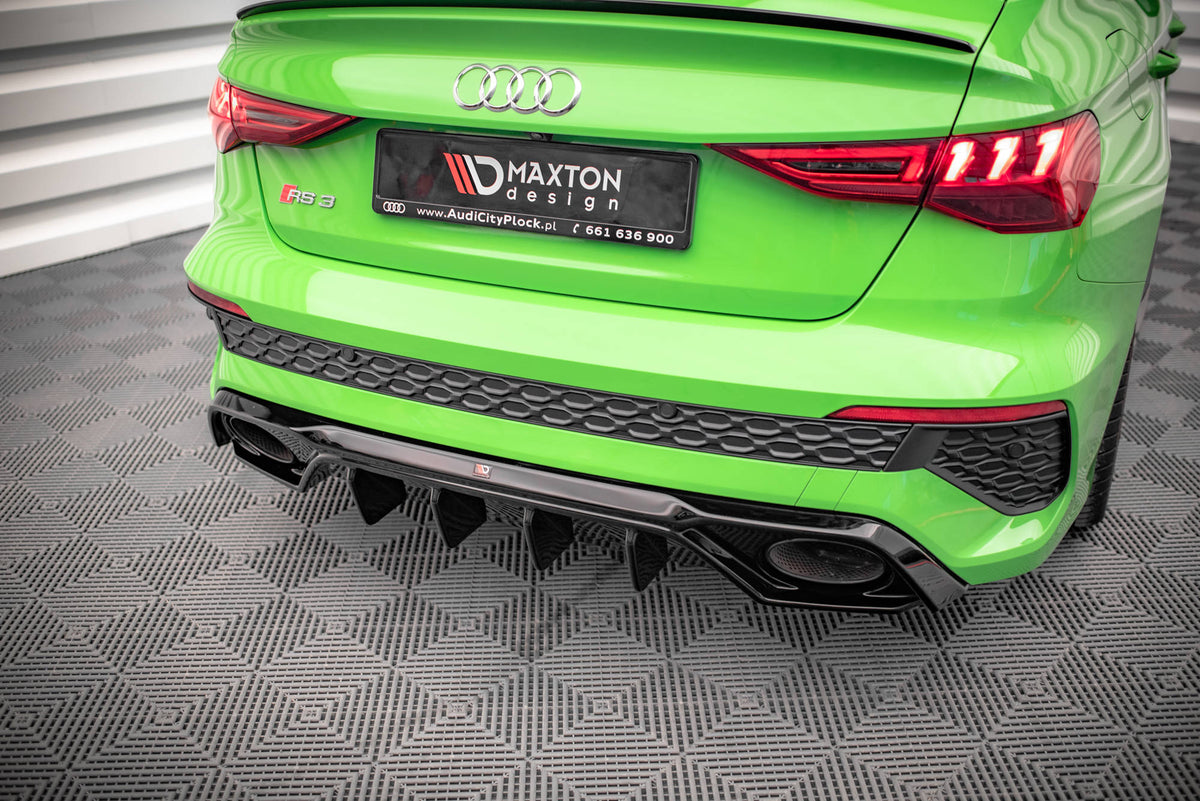 Audi RS3 Sedan 8Y med splittersett sett fra siden som fremhever sportlig og aggressivt design
