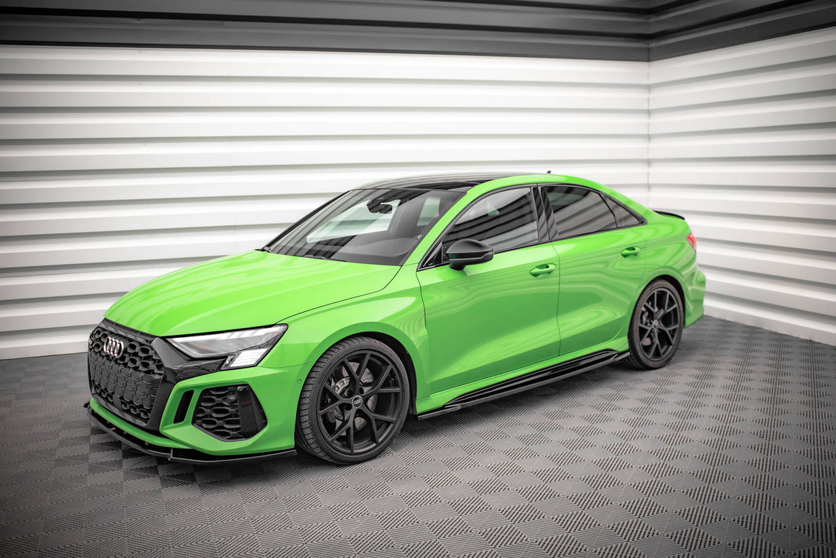 Splittersett for Audi RS3 Sedan 8Y sett forfra med frontsplitter og sideskjørt i glanssvart – gratis frakt
