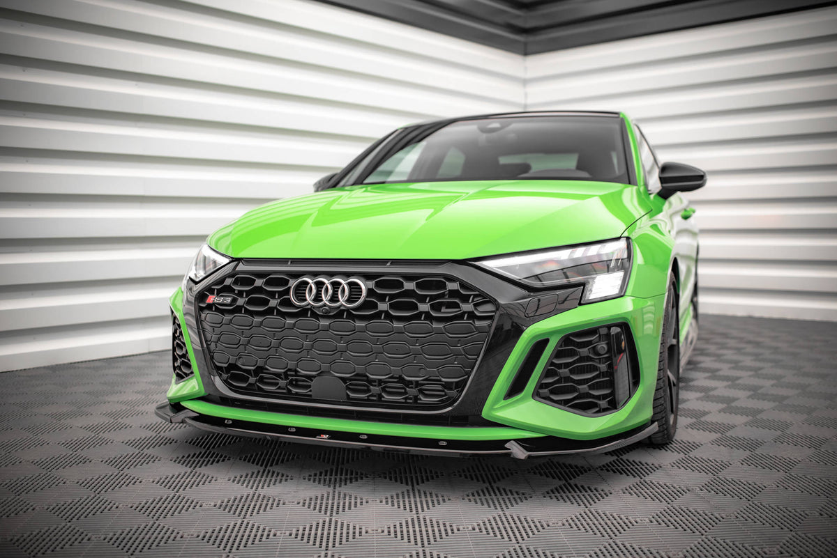 Nærbilde av frontsplitter til Audi RS3 Sedan 8Y som viser materialkvalitet og presis passform
