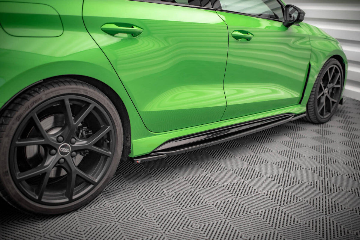 Detaljbilde av diffuser til Audi RS3 Sedan 8Y splittersett med integrerte finner i sort ABS-plast
