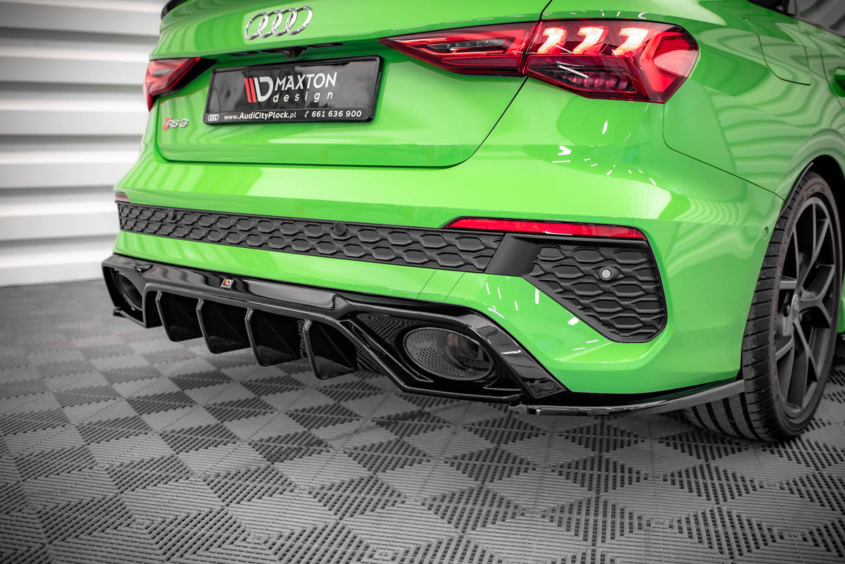 Audi RS3 Sedan 8Y splittersett bakfra med diffuser og aerodynamisk design montert på bil i sort finish