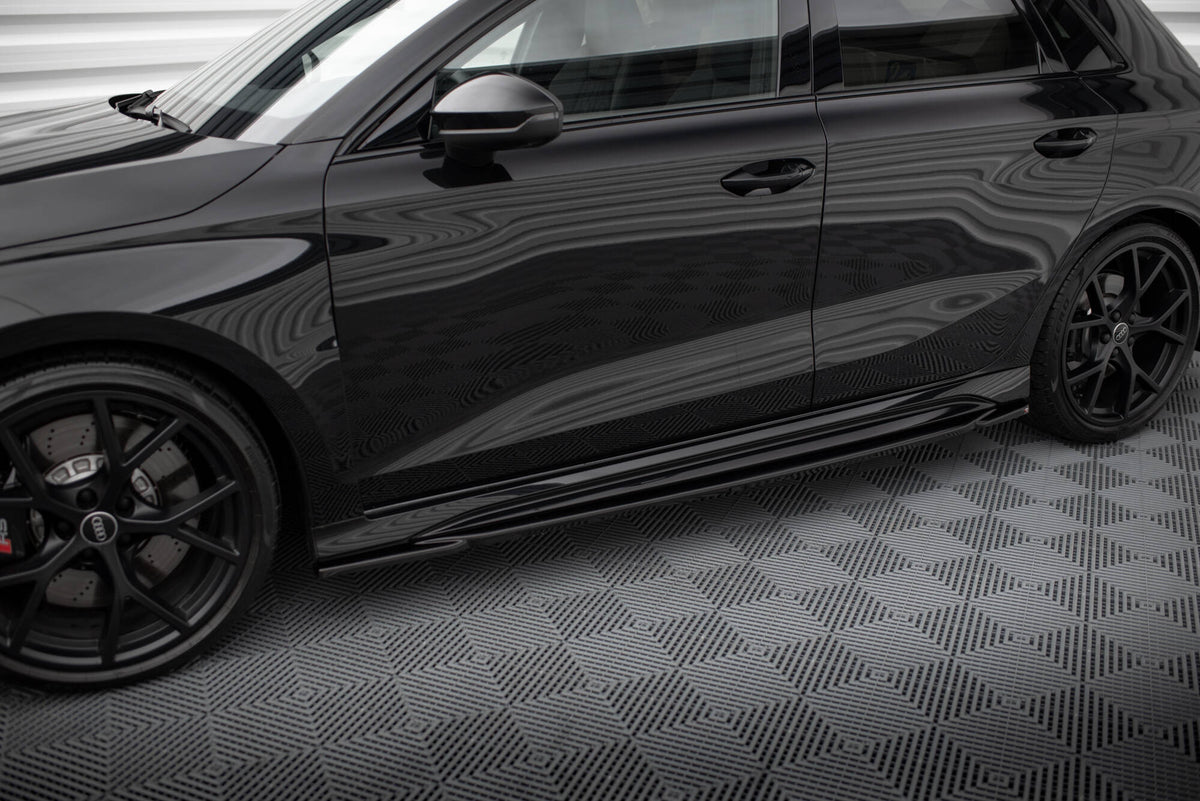 Monteringsbilde av frontsplitter fra splittersett på Audi RS3 Sportback 8Y med synlige festepunkter