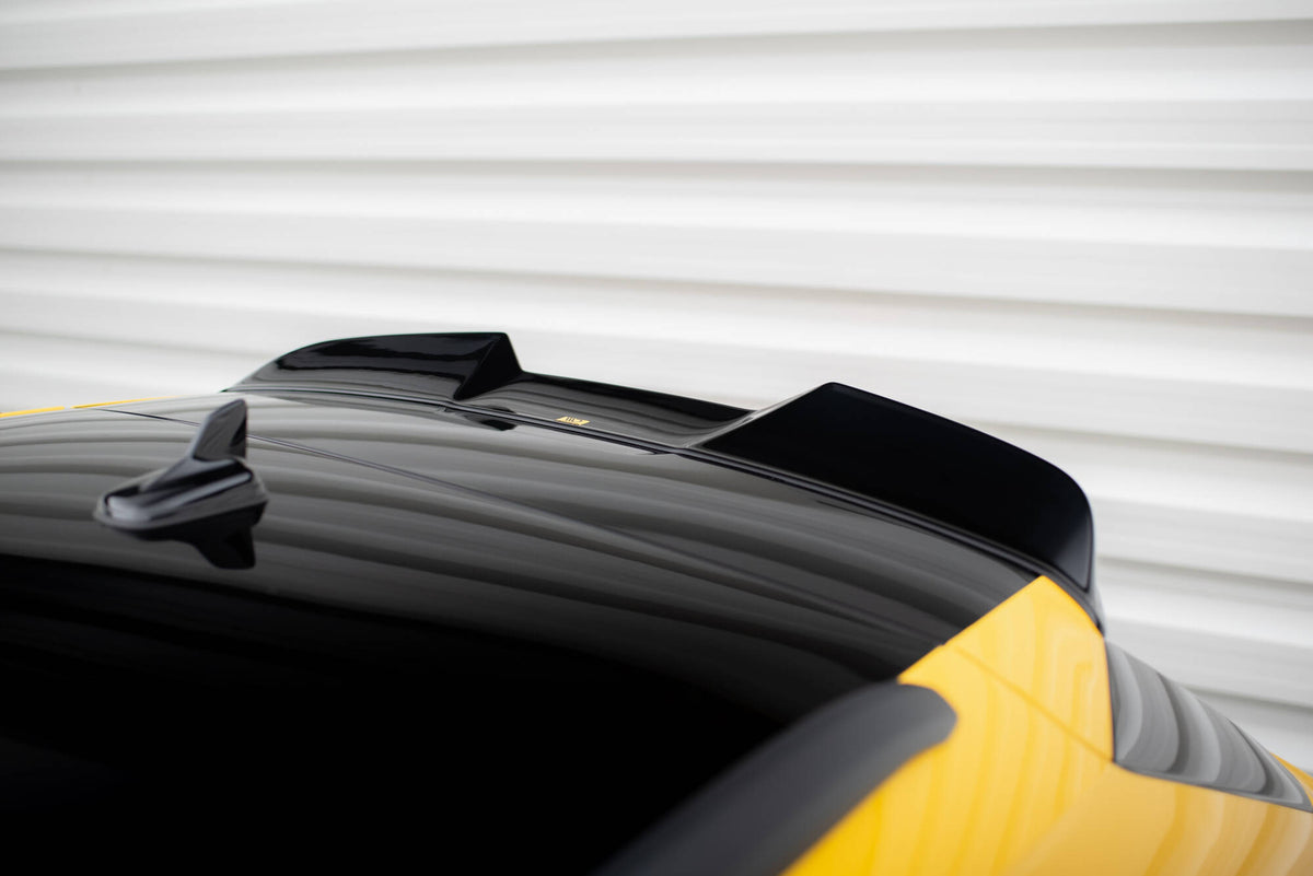 Bakfra visning av splittersett til Audi RS3 Sportback 8Y med diffusor og aerodynamisk profil