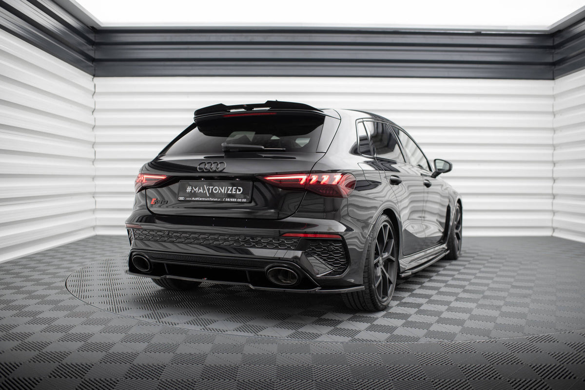 Splittersett Audi RS3 8Y bakfra i vinkel som viser diffusor-design og aerodynamisk profil