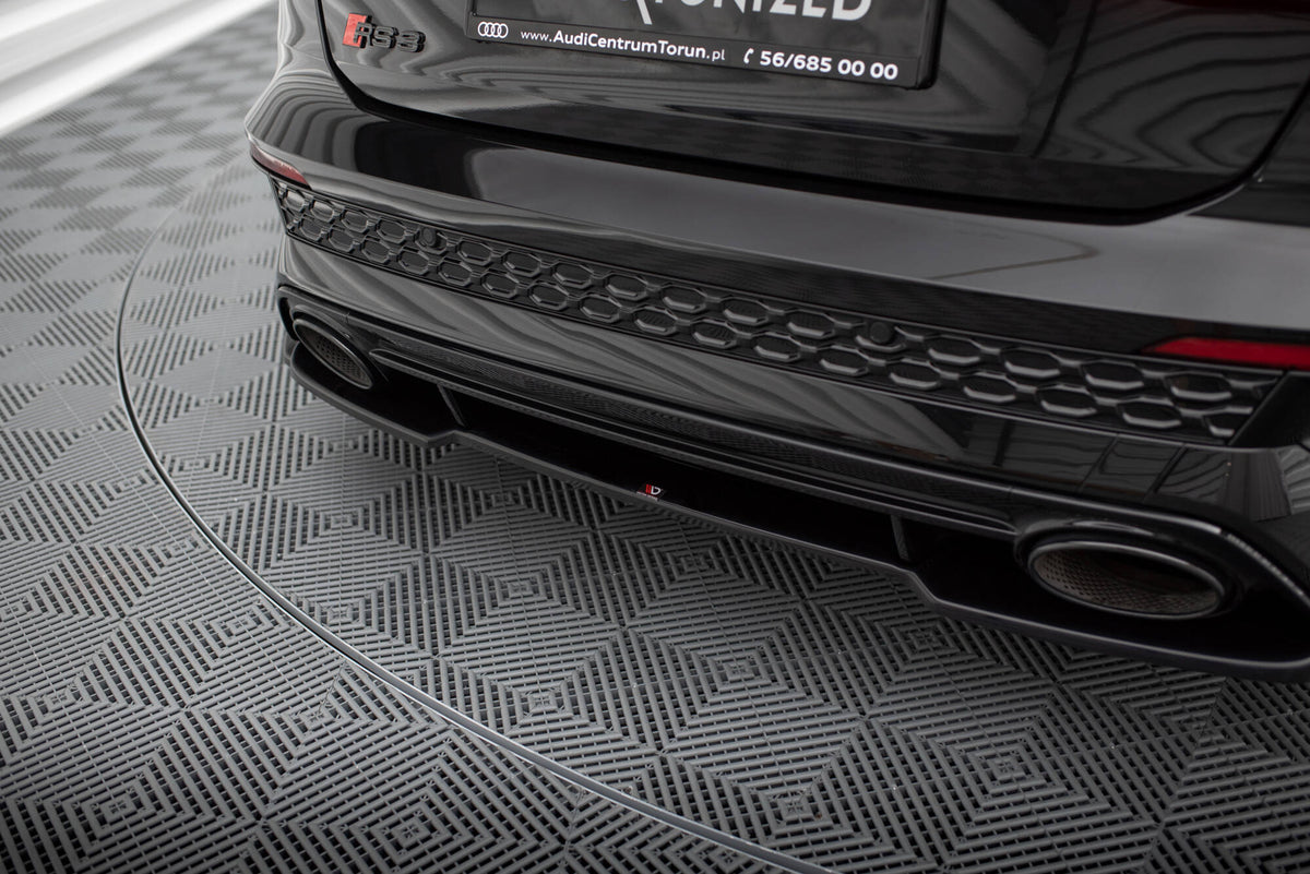 Sideskjørt fra splittersett til Audi RS3 Sportback 8Y i nærbilde med stram linjeføring og sort lakk