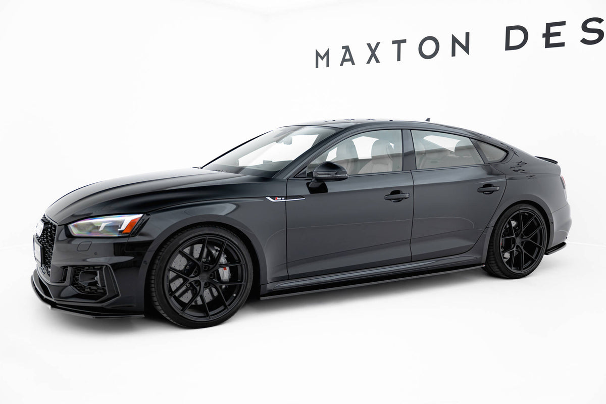Splittersett for Audi RS5 Sportback F5 montert på bil, sett forfra i skrå vinkel