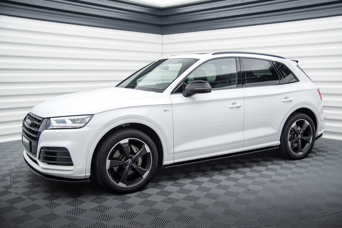 Splittersett for Audi SQ5 MK2 montert på bil, sett skrått forfra med front splitter synlig