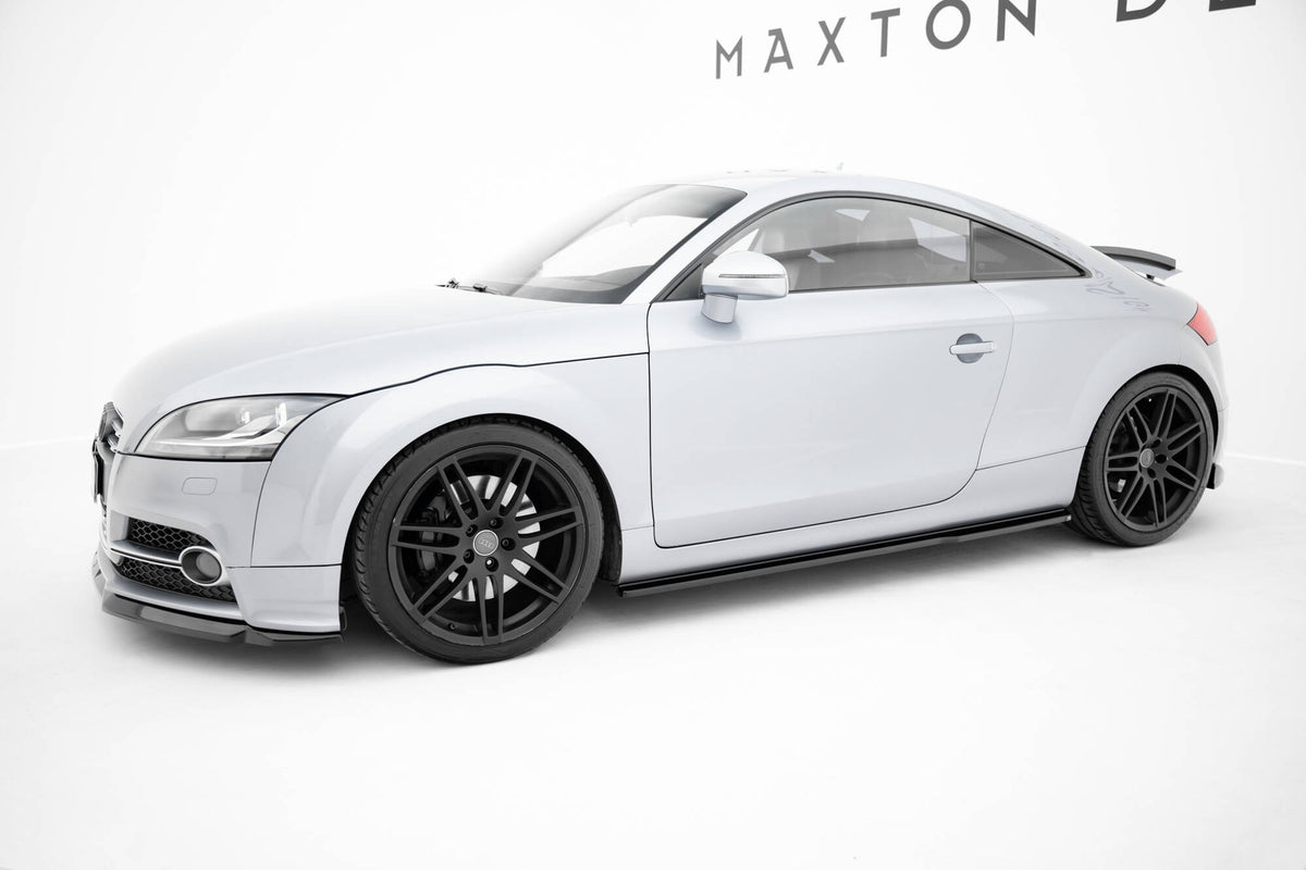Splittersett fra Maxton Design montert på Audi TT 8J S-Line Facelift sett skrått forfra