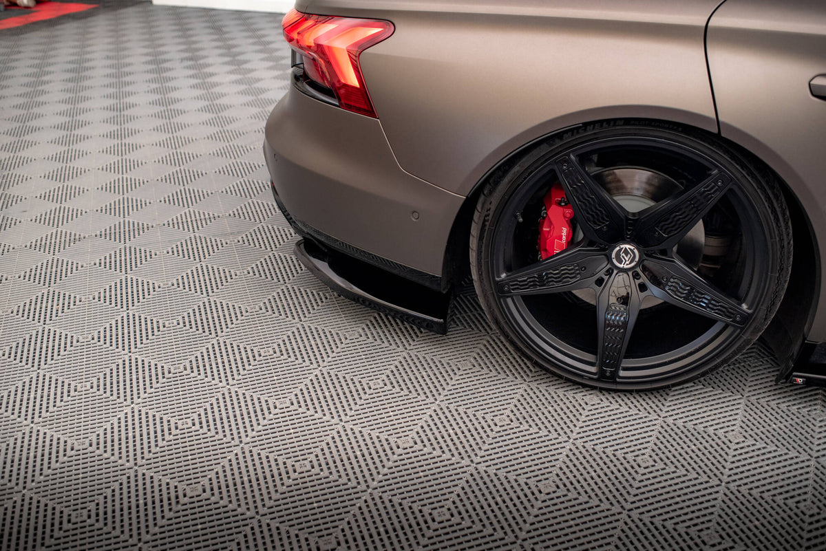 Front splitter til Audi e-Tron GT montert under frontstøtfanger, sett forfra