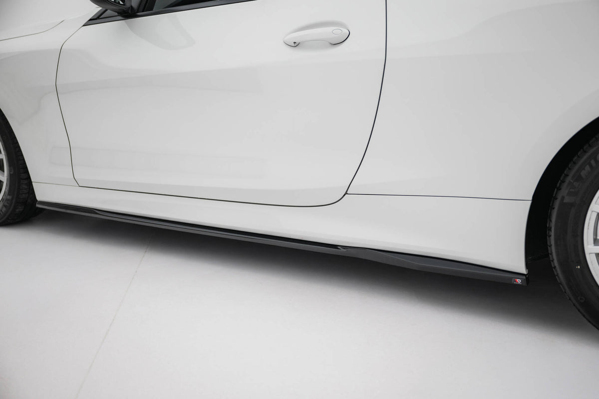 Splittersett for BMW 4 G22 i matt sort finish, frontsplitter vist ovenfra på monteringsbenk