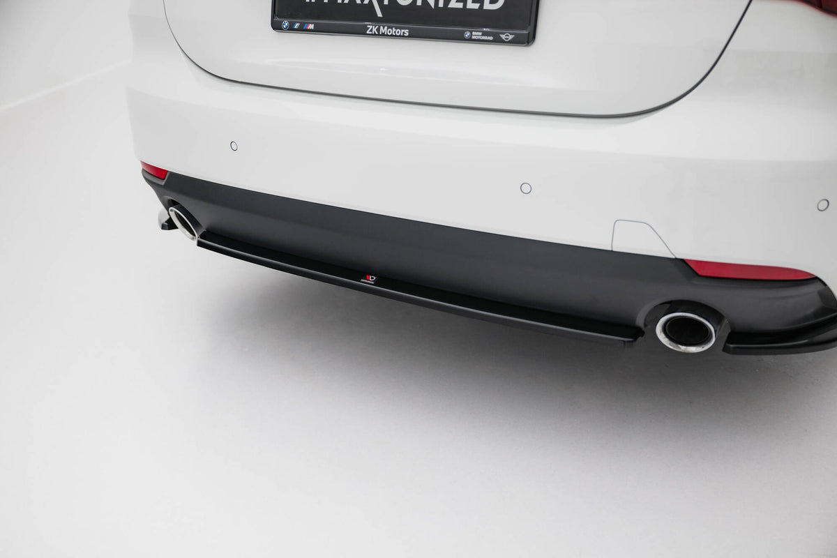 Nærbilde av aerodynamisk profil på frontsplitter fra splittersett BMW 4 G22 G23