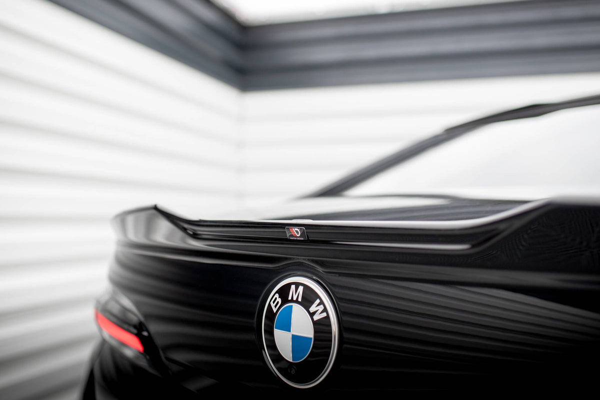 Nærbilde av overgangen mellom splitter og frontfanger på BMW 740D G70