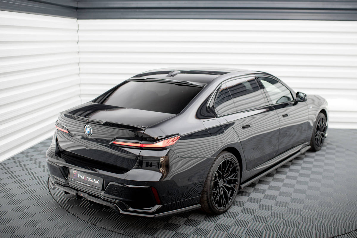 BMW 740D G70 M-Pakke med splittersett sett fra lavt perspektiv forfra