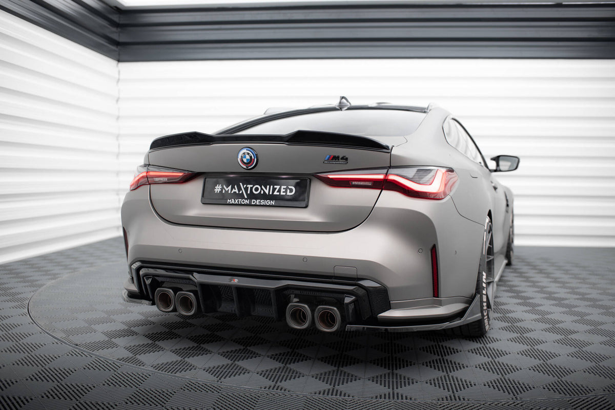 Frontsplitter fra splittersett til BMW M4 G82 med synlig overflatetekstur i sortlakkert finish