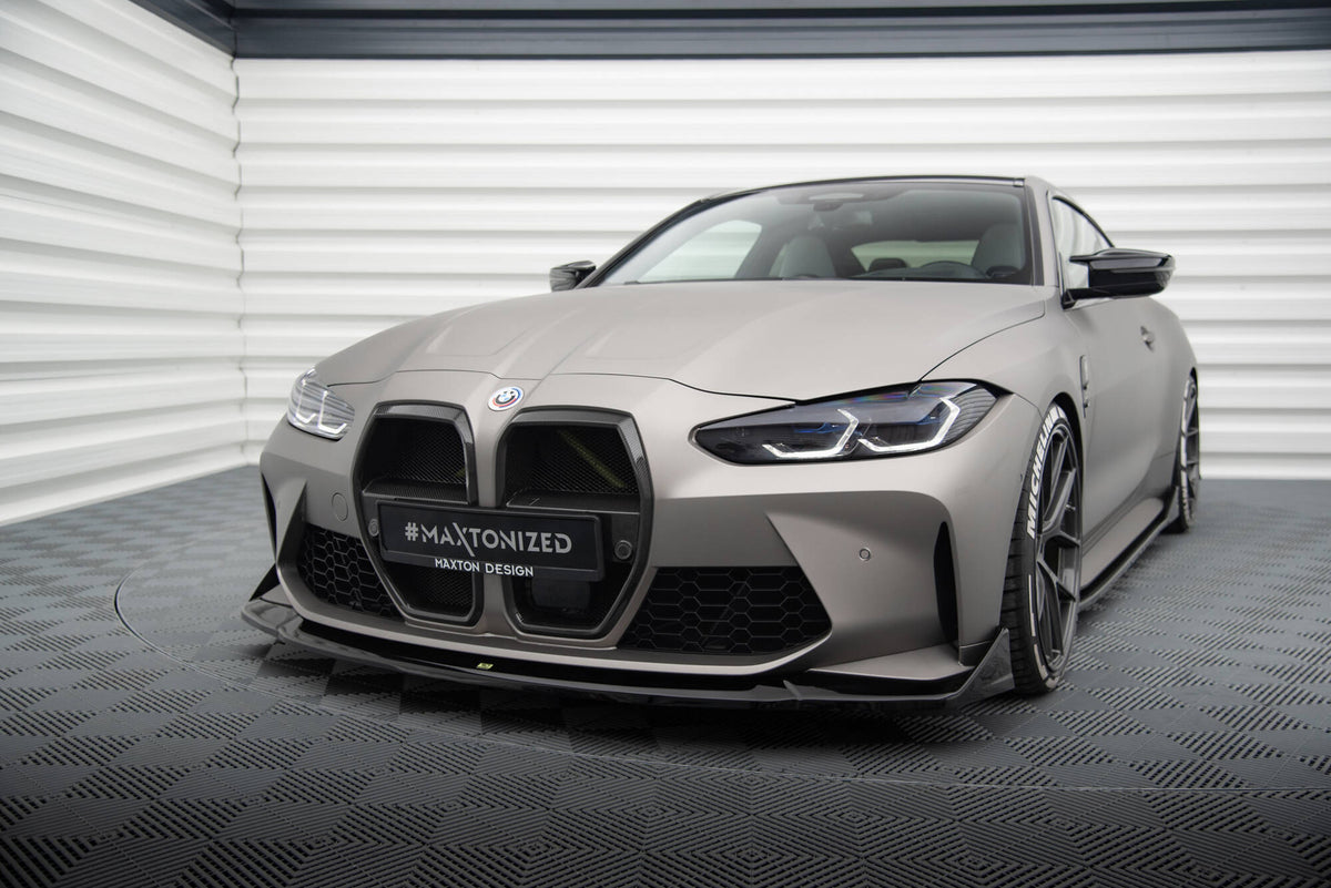 BMW M4 G82 Facelift med montert splittersett sett fra skrått foran i tre-kvart vinkel