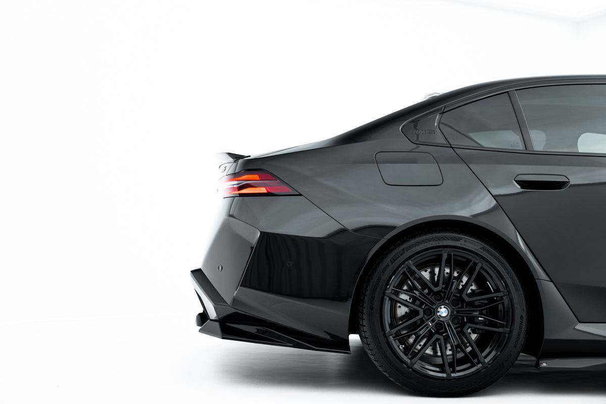 Maxton Design BMW M5 Sedan G90 bakdiffuser – svart ABS-plast, tre-kvart bakvinkel