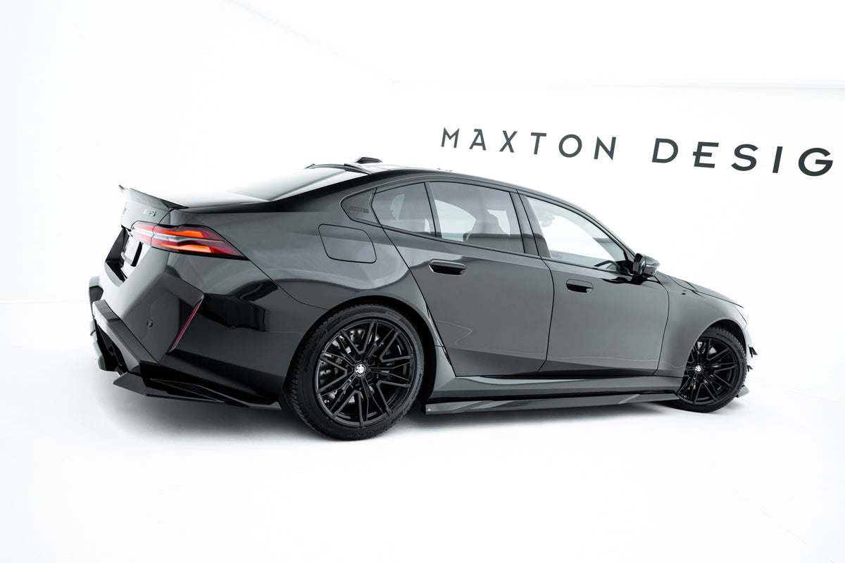 Maxton Design splittersett til BMW M5 Sedan G90 – sideskjørt glanssvart ABS, sidevinkel høyre