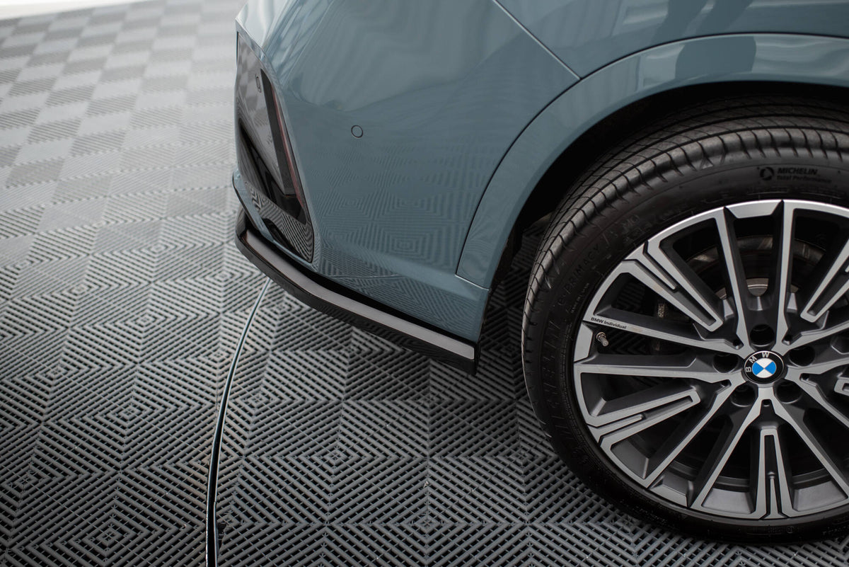 Front splitter i ABS-plast på BMW X1 U11 M-Pakke – nærbilde av Maxton Design montert