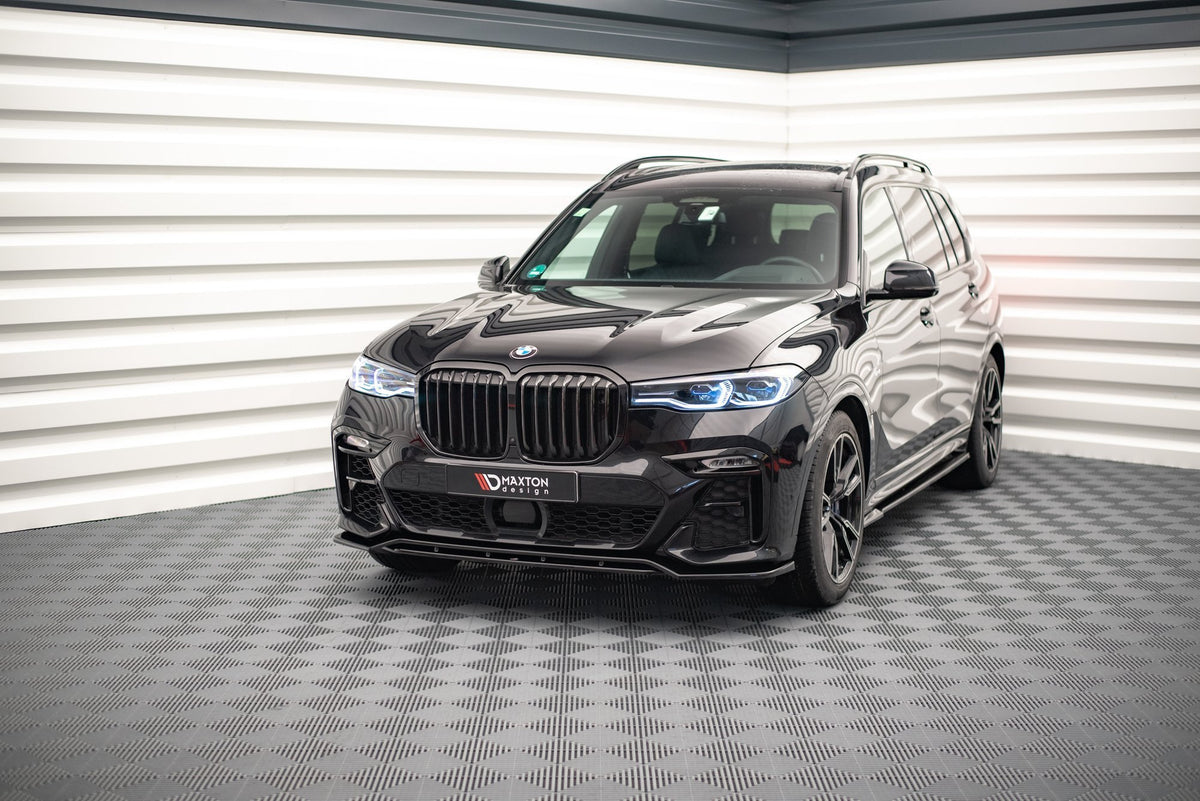 BMW X7 G07 M-Pakke med frontsplitter montert, sett rett forfra