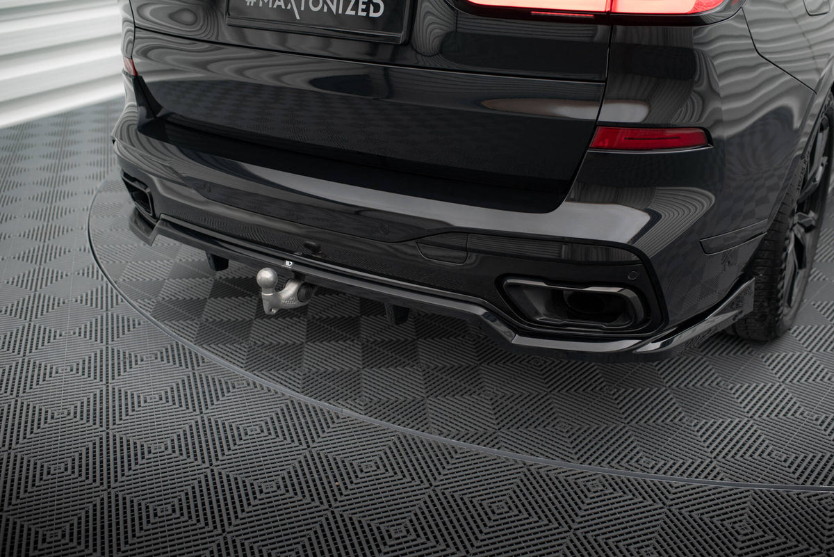 BMW X7 M-Pakke G07 Facelift, bakre splitter sett skrått bakfra