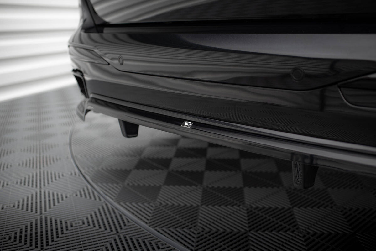Front splitter til BMW X7 G07 Facelift i sort ABS-plast, nærbilde av passform mot støtfanger