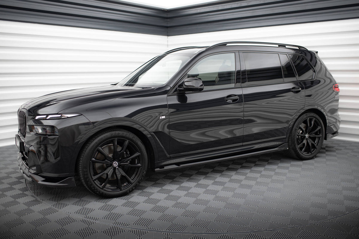 Splittersett fra Maxton Design montert på BMW X7 G07 M-Pakke Facelift, sett i skrå vinkel forfra