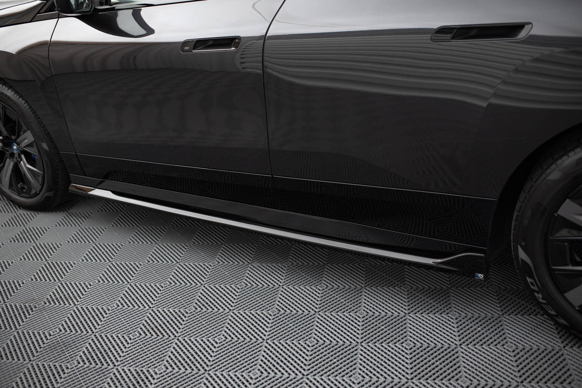 Front splitter BMW iX i20 montert, sportslig nedre leppe på frontfanger