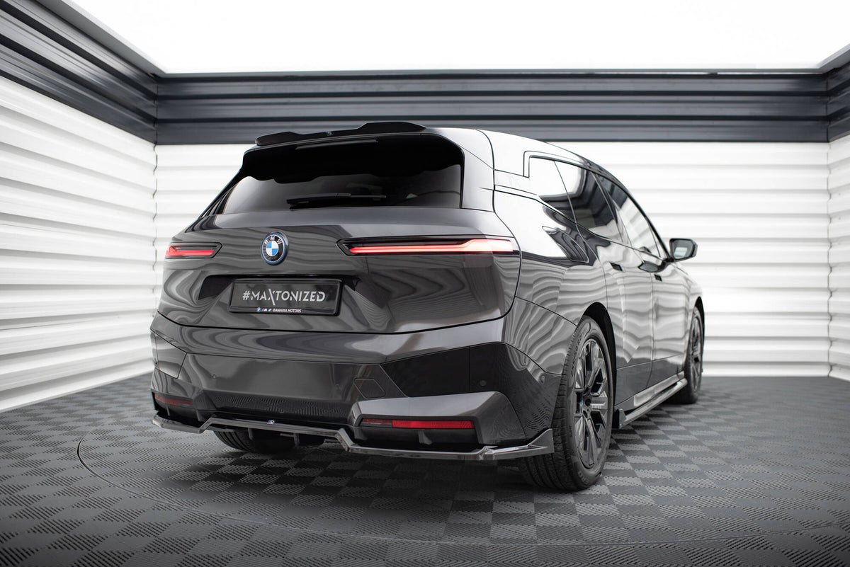 BMW iX i20 M-Pack styling med komplett Maxton splittersett, sidevisning