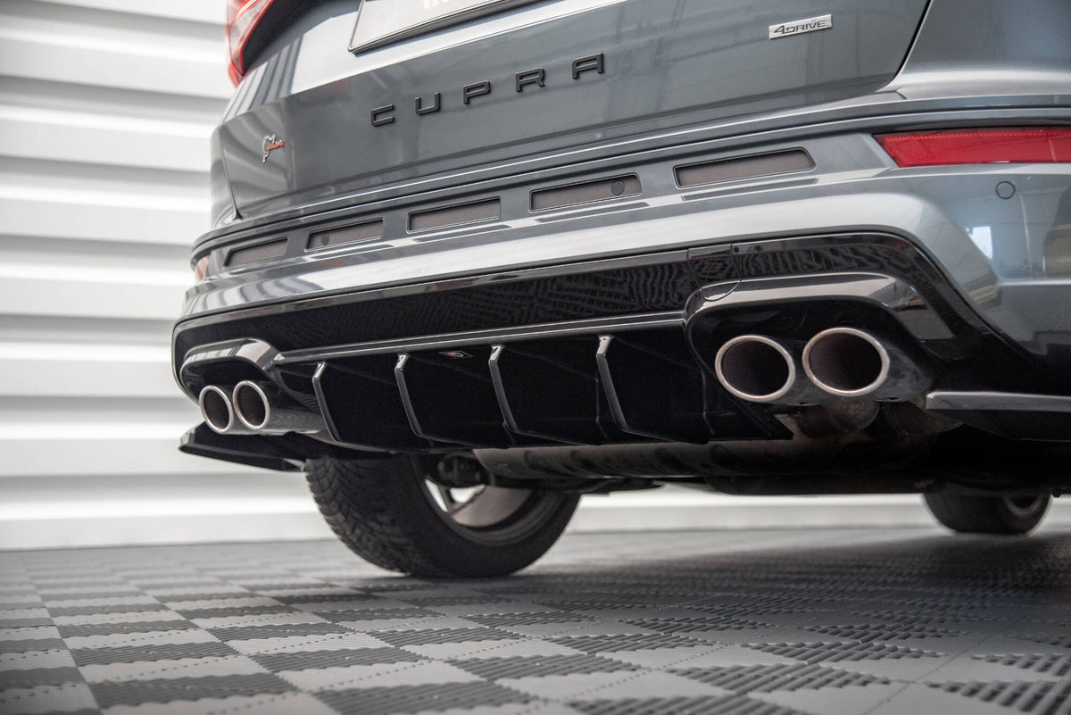 Komplett splittersett til Cupra Ateca MK1 med valgfri farget stripe vist forfra