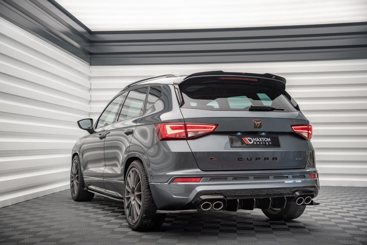 Spoilerlokk i strukturert sort finish montert på Cupra Ateca bakrute